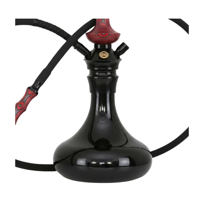 Japona Hookah Shuriken Mini Red-Black cachimba rusa con acabado rojo y negro exclusivo, verdadera obra maestra con mástil de madera tostada con formas enlazadas y partes en acero inoxidable, plato con parte de acero y madera y base de cristal soplado a mano con encaje a presión en The Good Shisha