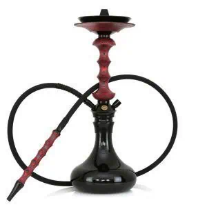 Japona Hookah Shuriken Mini Red-Black cachimba rusa con acabado rojo y negro exclusivo, verdadera obra maestra con mástil de madera tostada con formas enlazadas y partes en acero inoxidable, plato con parte de acero y madera y base de cristal soplado a mano con encaje a presión en The Good Shisha