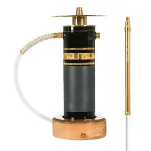 Cachimba Oduman Meets El Nefes con cuerpo de cristal de Bohemia, partes metálicas en acero inoxidable, grabados de cobre y soporte de madera con LED multicolor