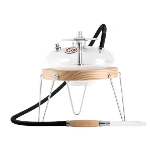 Cachimba MS Scandi Mashisha de 35 cm de altura y 25 cm de diámetro con diseño escandinavo elegante y sencillo, partes metálicas en acero inoxidable, soporte de madera para estabilidad, base de cristal, manguera de silicona, boquilla de cristal con mango de madera y difusor en The Good Shisha