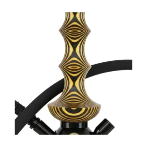 Japona Hookah Shuriken Mini Yellow Black cachimba rusa con acabado amarillo y negro exclusivo, verdadera obra maestra con mástil de madera tostada con formas enlazadas y partes en acero inoxidable, plato con parte de acero y madera y base de cristal soplado a mano con encaje a presión en The Good Shisha