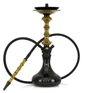 Japona Hookah Shuriken Mini Yellow Black cachimba rusa con acabado amarillo y negro exclusivo, verdadera obra maestra con mástil de madera tostada con formas enlazadas y partes en acero inoxidable, plato con parte de acero y madera y base de cristal soplado a mano con encaje a presión en The Good Shisha