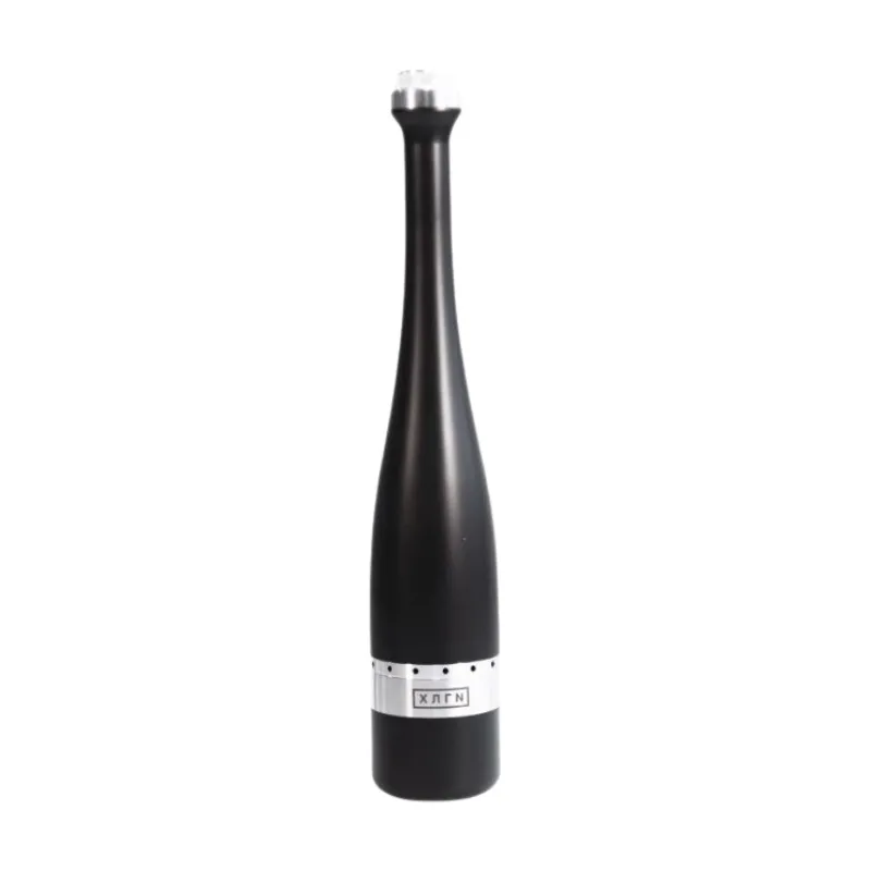 Cachimba Hooligan Hookah Bat rusa de 40 cm fabricada en acero inoxidable con purga rodeando toda la cámara para aire renovado en milésimas de segundo, base de vidrio soplado, manguera de silicona y boquilla de acero Hooligan Hookah incluidas en The Good Shisha