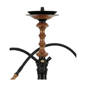Japona Hookah Shuriken Mini Orange-Black cachimba rusa con acabado naranja y negro exclusivo, verdadera obra maestra con mástil de madera tostada con formas enlazadas y partes en acero inoxidable, plato con parte de acero y madera y base de cristal soplado a mano con encaje a presión en The Good Shisha