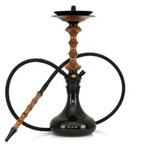 Japona Hookah Shuriken Mini Orange-Black cachimba rusa con acabado naranja y negro exclusivo, verdadera obra maestra con mástil de madera tostada con formas enlazadas y partes en acero inoxidable, plato con parte de acero y madera y base de cristal soplado a mano con encaje a presión en The Good Shisha