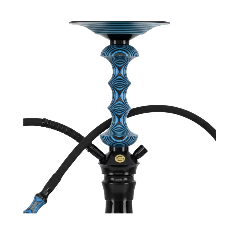 Japona Hookah Shuriken Mini Blue-Black cachimba rusa con acabado azul y negro exclusivo, verdadera obra maestra con mástil de madera tostada con formas enlazadas y partes en acero inoxidable, plato con parte de acero y madera y base de cristal soplado a mano con encaje a presión en The Good Shisha
