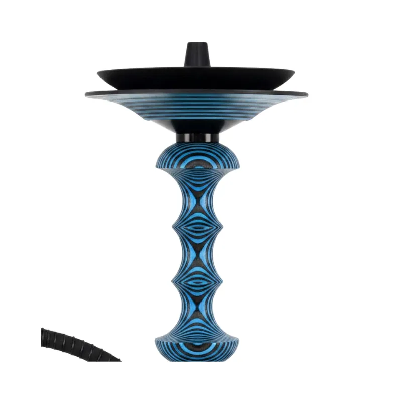 Japona Hookah Shuriken Mini Blue-Black cachimba rusa con acabado azul y negro exclusivo, verdadera obra maestra con mástil de madera tostada con formas enlazadas y partes en acero inoxidable, plato con parte de acero y madera y base de cristal soplado a mano con encaje a presión en The Good Shisha