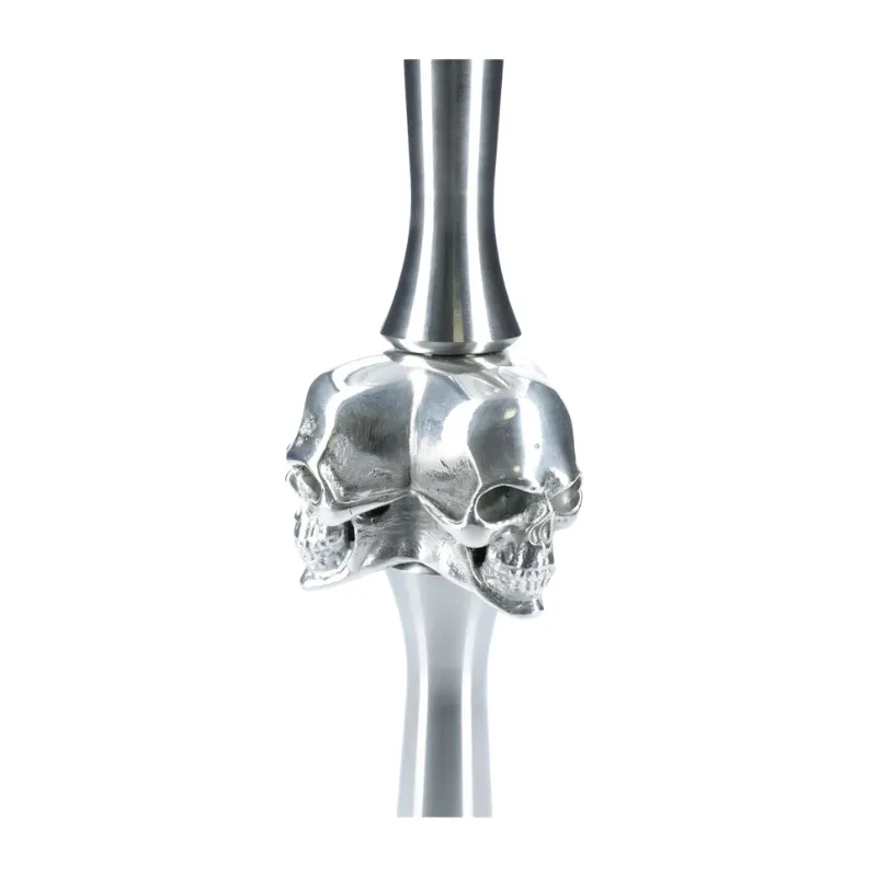 Cachimba Maklaud Skull rusa de 70 cm fabricada con los mejores materiales acero inoxidable de gran calidad y latón, con accesorio central del mástil SKULL realizado a mano y replicado en latón, incluye base transparente y goma junta base en The Good Shisha