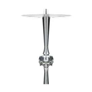 Cachimba Maklaud Skull rusa de 70 cm fabricada con los mejores materiales acero inoxidable de gran calidad y latón, con accesorio central del mástil SKULL realizado a mano y replicado en latón, incluye base transparente y goma junta base en The Good Shisha