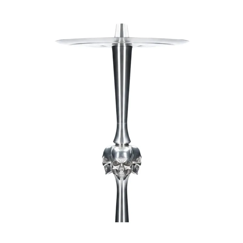 Cachimba Maklaud Skull rusa de 70 cm fabricada con los mejores materiales acero inoxidable de gran calidad y latón, con accesorio central del mástil SKULL realizado a mano y replicado en latón, incluye base transparente y goma junta base en The Good Shisha