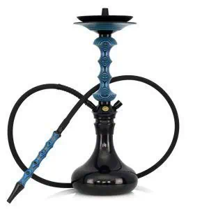 Japona Hookah Shuriken Mini Blue-Black cachimba rusa con acabado azul y negro exclusivo, verdadera obra maestra con mástil de madera tostada con formas enlazadas y partes en acero inoxidable, plato con parte de acero y madera y base de cristal soplado a mano con encaje a presión en The Good Shisha