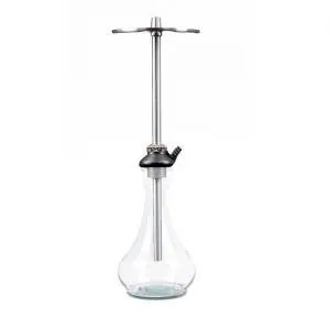 Cachimba Maklaud Igla of Anubis rusa elegancia y minimalismo con calaveras talladas a mano sobre la cámara por donde sale el humo, fabricada con materiales de primera calidad y anilla de calaveras extraíble del mástil en The Good Shisha