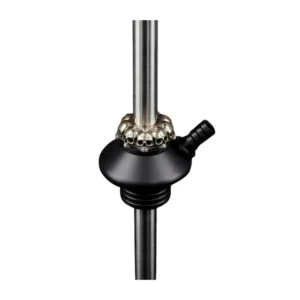 Cachimba Maklaud Igla of Anubis rusa elegancia y minimalismo con calaveras talladas a mano sobre la cámara por donde sale el humo, fabricada con materiales de primera calidad y anilla de calaveras extraíble del mástil en The Good Shisha