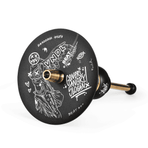 Cachimba Alpha Hookah Beat VNDL con grabados intrincados y detalles dorados en acero inoxidable