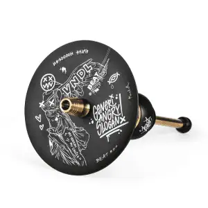 Cachimba Alpha Hookah Beat VNDL con grabados intrincados y detalles dorados en acero inoxidable