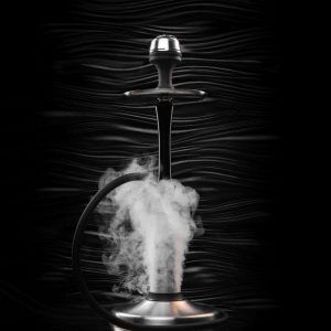 Cachimba Hawk Hookah Up Evo rusa innovadora con purga vertical desde la base que cubre completamente la cachimba de humo, fabricada en acero inoxidable V2A primera calidad y mástil recubierto de madera tratada, con base de acero inox que mantiene el agua fría en The Good Shisha