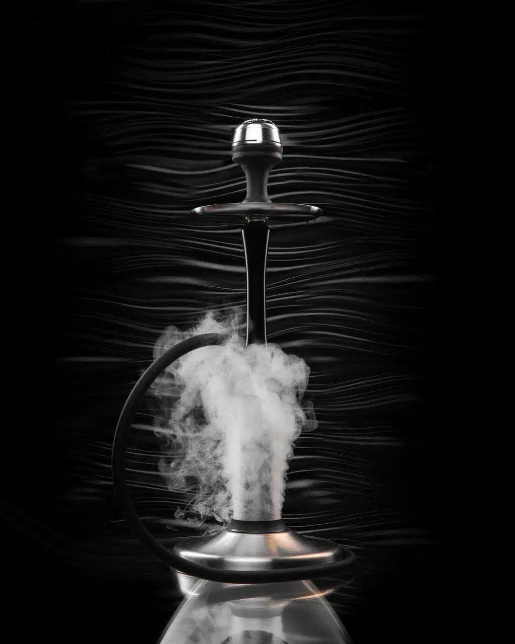 Cachimba Hawk Hookah Up Evo rusa innovadora con purga vertical desde la base que cubre completamente la cachimba de humo, fabricada en acero inoxidable V2A primera calidad y mástil recubierto de madera tratada, con base de acero inox que mantiene el agua fría en The Good Shisha
