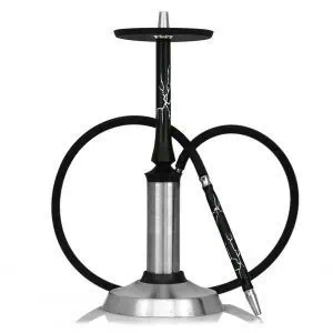 Cachimba Hawk Hookah Up Evo rusa innovadora con purga vertical desde la base que cubre completamente la cachimba de humo, fabricada en acero inoxidable V2A primera calidad y mástil recubierto de madera tratada, con base de acero inox que mantiene el agua fría en The Good Shisha