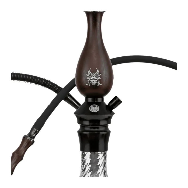 Cachimba Japona Hookah Emperor edición limitada rusa fabricada 100% artesanalmente a mano con mástil de madera tratada anti-agrietamiento, anillo y samurái en acero hechos a mano, base tallada y soplada a mano y caja de madera tallada y pintada a mano en The Good Shisha