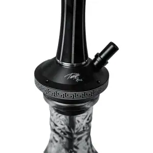 Cachimba Diavla x Dionibi edición limitada 250 unidades del modelo Turbo Mini de 38 cm en acero inoxidable V2A y poliacetal con purga Up-Down vertical, difusor regulable y base tallada en The Good Shisha