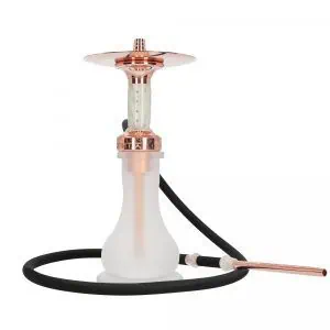 Cachimba DMNT Alkimia Premium Gold Rose Edition española en acero inoxidable de alta calidad con baño de oro rosa, grabados exclusivos, sistema de purga horizontal y maletín de transporte en The Good Shisha