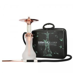 Cachimba DMNT Alkimia Premium Gold Rose Edition española en acero inoxidable de alta calidad con baño de oro rosa, grabados exclusivos, sistema de purga horizontal y maletín de transporte en The Good Shisha