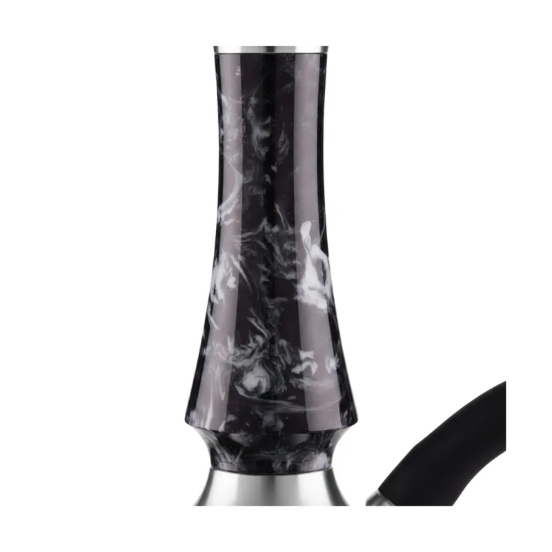 Cachimba MS Ziryab Mashisha obra maestra de diseño y rendimiento con estética similar a la famosa Voodoo Smoke Mini, fabricada con los mejores materiales acero y aluminio de primera calidad, sistema de gestión del calor que produce nubes densas y sabrosas, purga vertical funcional y visual, manguera y boquilla de alta calidad, base tallada mini decorativa en The Good Shisha