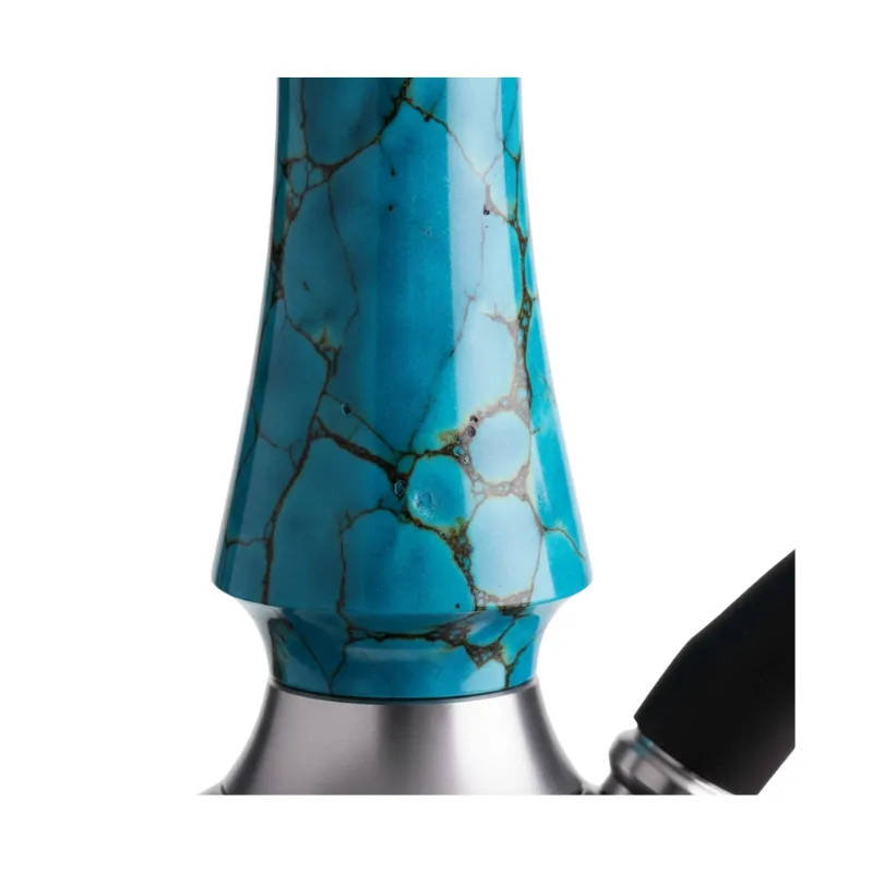Cachimba MS Ziryab Mashisha obra maestra de diseño y rendimiento con estética similar a la famosa Voodoo Smoke Mini, fabricada con los mejores materiales acero y aluminio de primera calidad, sistema de gestión del calor que produce nubes densas y sabrosas, purga vertical funcional y visual, manguera y boquilla de alta calidad, base tallada mini decorativa en The Good Shisha