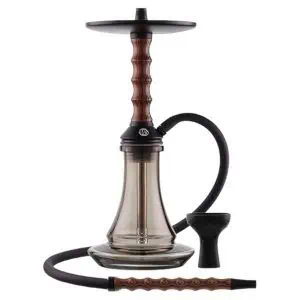 Cachimba MS Boiser Mashisha mini cautivadora de 38 cm confeccionada en madera y aluminio con llamativos tonos de madera, una de las mejores mini cachimbas del mercado con estética inspirada en la cachimba rusa Japona Hookah Mini y difusor regulable que permite personalizar el tiro en The Good Shisha