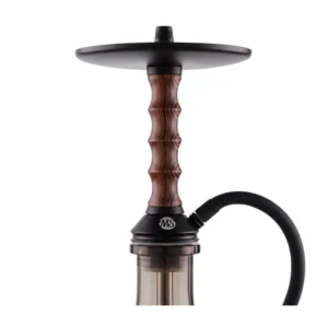 Cachimba MS Boiser Mashisha mini cautivadora de 38 cm confeccionada en madera y aluminio con llamativos tonos de madera, una de las mejores mini cachimbas del mercado con estética inspirada en la cachimba rusa Japona Hookah Mini y difusor regulable que permite personalizar el tiro en The Good Shisha