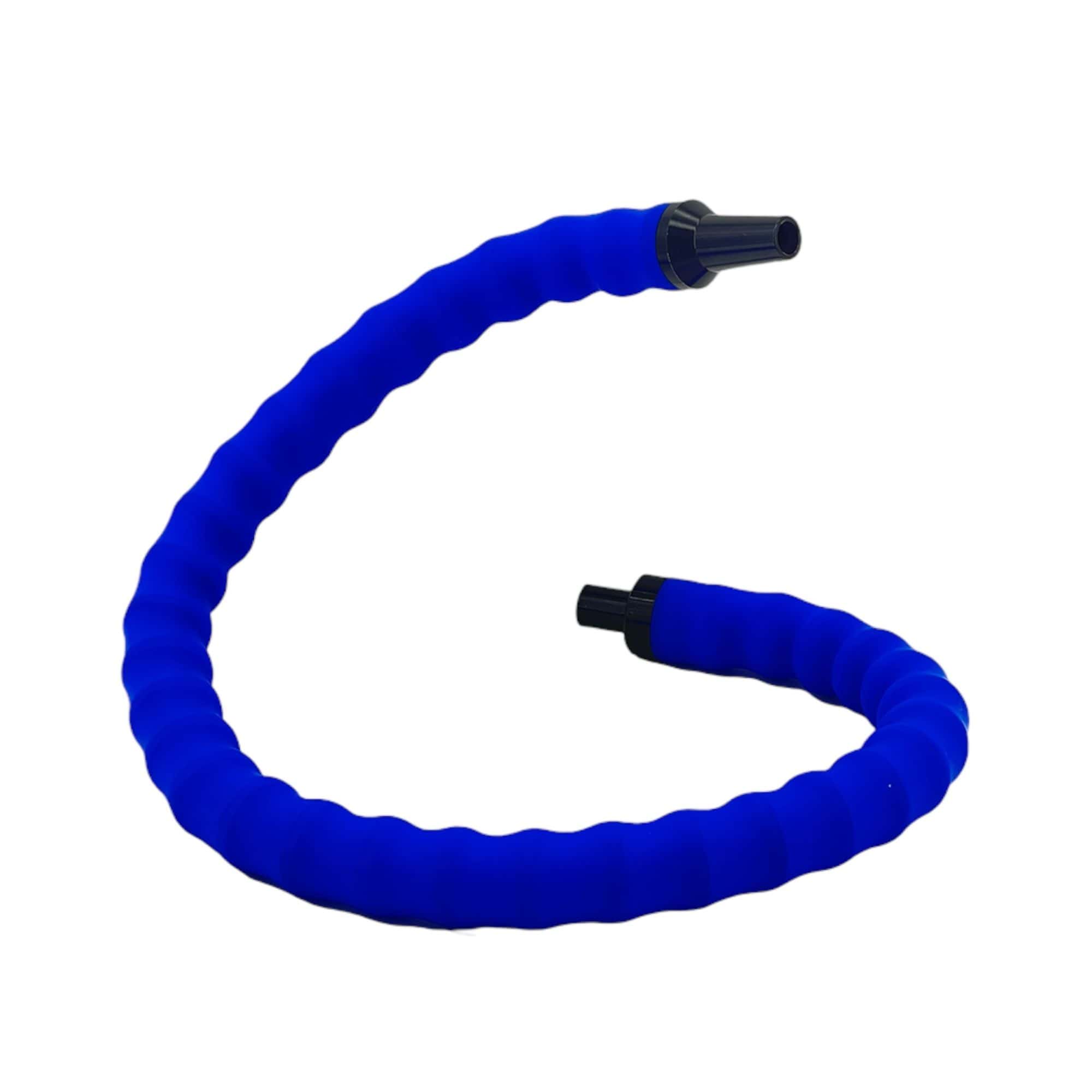 Manguera gaming para cachimba apoyada en la mesa junto a un mando