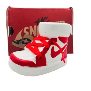 Cazoleta HC Sneakers de barro blanco con chamota pintada a mano con cordones reales