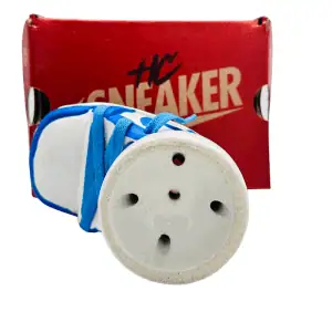 Cazoleta HC Sneakers de barro blanco con chamota pintada a mano con cordones reales