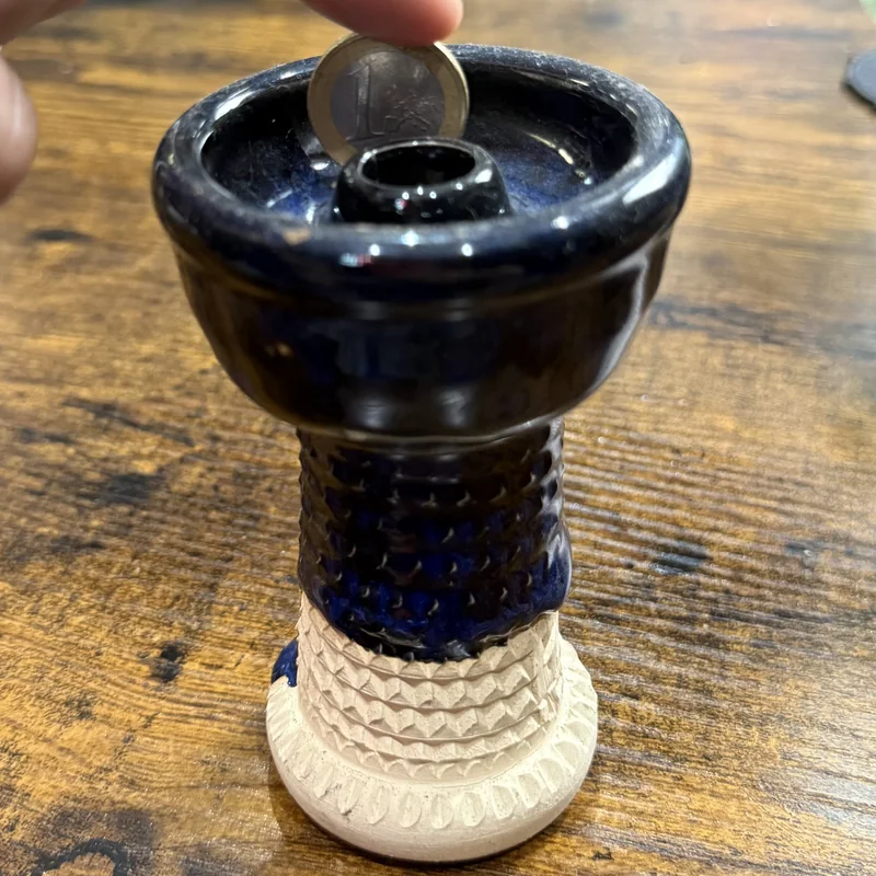 interior de la cazoleta TGS Highstorm con una moneda de referencia