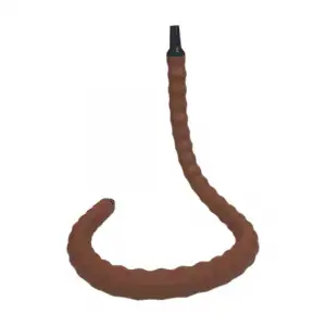 Manguera gaming para cachimba apoyada en la mesa junto a un mando