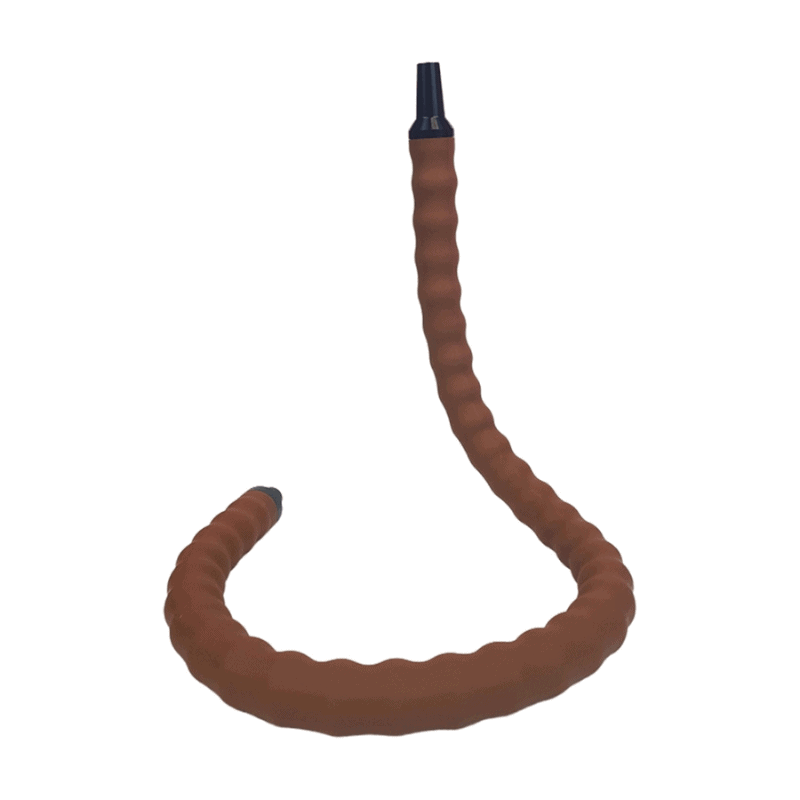Manguera gaming para cachimba apoyada en la mesa junto a un mando