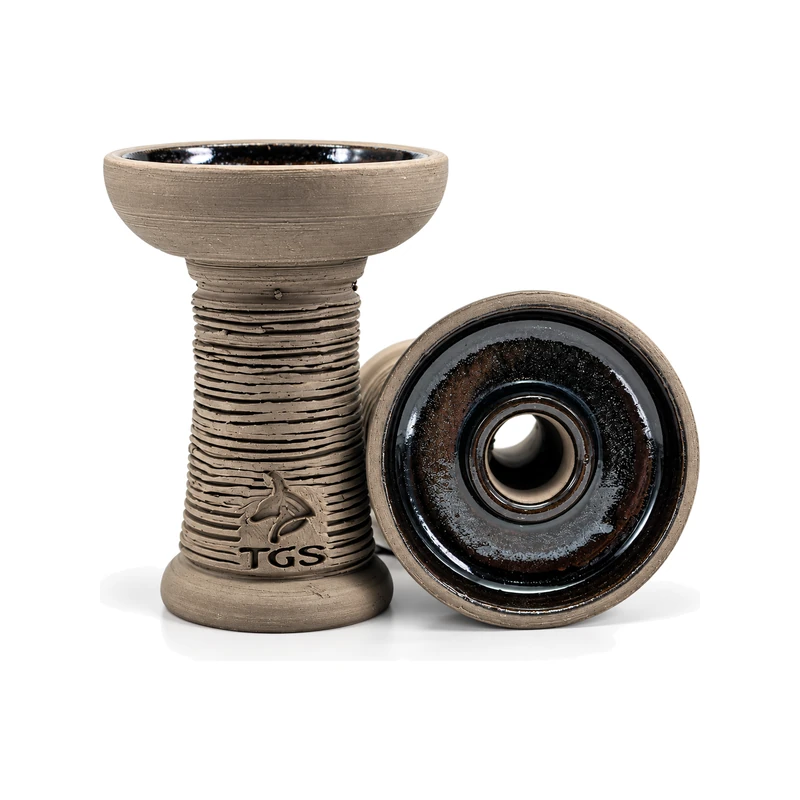 Cazoleta TGS Black de barro gris con textura de torno y interior esmaltado en negro con logotipo TGS