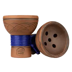 💙 Cazoleta Japona Hookah Turkish Bowl Blue: más sabor La cazoleta Japona Hookah Turkish Bowl Blue es perfecta si buscas más sabor. De hecho, su diseño llamativo le da un toque especial a tu setup. Además, esta cazoleta Japona está hecha en barro rojo de mucha calidad. Por tanto, su diseño turco mejora el manejo del calor. En consecuencia, las sesiones salen más largas y estables. 🔥 Rendimiento y sabor Por otro lado, la cazoleta Japona Hookah Turkish Bowl Blue destaca por su base ovalada. De hecho, así reparte el calor de forma muy pareja. Asimismo, con esta cazoleta Japona Turkish conseguirás: Sabor más intenso en cada calada. Mejor uso de tus sabores favoritos. Sesiones más largas sin recargar. Calor más estable de principio a fin. 🪢 Cuerda en el tronco Además, esta cazoleta Japona llega con un detalle muy útil. De hecho, lleva una cuerda en el tronco. Asimismo, la cazoleta Japona Hookah Turkish Bowl Blue alcanza temperaturas altas. Por tanto, con la cuerda puedes cogerla sin quemarte. En consecuencia, la manejas con total seguridad. 📦 Caja de madera incluida Por otro lado, la cazoleta Japona Turkish viene en una caja de madera. De hecho, este detalle la protege de los golpes. Asimismo, con esta caja la cazoleta Japona gana en presentación. Por tanto, es fácil de guardar. En consecuencia, vale tanto para el día a día como para colección. 🎯 Para mezclas rubias y negras Además, la cazoleta Japona Hookah Turkish Bowl Blue funciona muy bien con todo tipo de mezclas. De hecho, rinde igual de bien con rubias que con negras. Asimismo, esta cazoleta Japona se adapta a lo que fumes. Por tanto, es muy versátil. En consecuencia, encaja con cualquier estilo. 🏆 ¿Por qué elegir la cazoleta Japona Hookah Turkish Bowl Blue? Por otro lado, hay varios motivos de peso para apostar por esta pieza: Barro rojo turco: buen manejo del calor. Base ovalada: sabor más intenso. Cuerda en el tronco: cógela sin quemarte. Caja de madera: protección y buen aspecto. Muy versátil: para rubias y negras. De hecho, esta mezcla de diseño y detalle hace de la cazoleta Japona Turkish una gran opción. En consecuencia, es una cazoleta muy completa. Finalmente, hazte con tu cazoleta Japona Hookah Turkish Bowl Blue ahora en The Good Shisha con envío en 24h. Además, si te apasiona el mundo de la cachimba, en The Good Shisha hay mucho más que productos. Suscríbete a nuestro canal de YouTube The Good Shisha TV. Allí subimos reviews, comparativas y novedades. También puedes entrar en nuestro grupo de WhatsApp. Avisamos antes que nadie de reposiciones, ofertas y nuevos lanzamientos. Y recuerda: cada compra suma puntos en el TGS Members Club. Podrás usarlos como descuento en futuras compras.