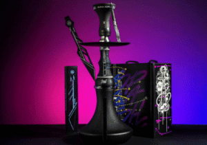 Cachimba moderna Alpha Hookah con diseño negro mate y detalles geométricos, fondo degradado en tonos morado y fucsia.