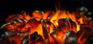 imagen del fuego aridiendo de los carbones necesarios para fumar una shisha con rico tabaco