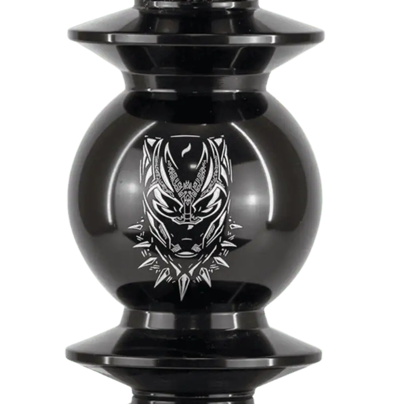 Cachimba Mani Sultan Wakanda inspirada en Wakanda con aluminio anodizado, acero inoxidable, base de vidrio grueso y acabados premium trabajados a mano