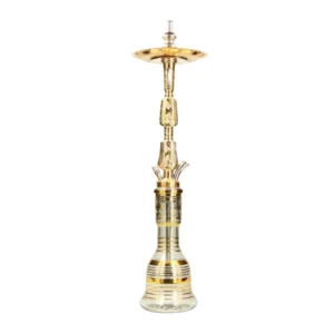 Cachimba Khalil Mamoon Double Kamandja egipcia tradicional de 77 cm con columna de latón grueso grabado a mano, motivos de violín, base de cristal con filetes dorados y acabado artesanal en The Good Shisha
