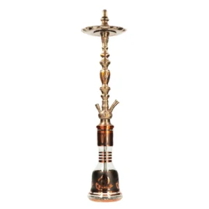 Khalil Mamoon Quadmetal Heart Of Lion cachimba egipcia tradicional de 82 cm con mástil de cuatro metales con reflejos cobrizos y dorados grabado a mano y base de cristal teñido ámbar y negro en The Good Shisha