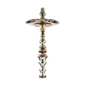 Cachimba Khalil Mamoon Quadmetal egipcia tradicional de 95 cm con mástil de cuatro metales con reflejos plateados, cobrizos y dorados grabado a mano y base de cristal con motivos faraónicos en The Good Shisha