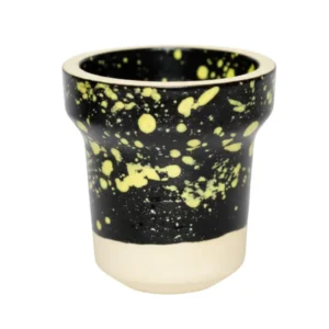 Cazoleta Elemento Fuego 2.0 Black Yellow fabricada en barro blanco poroso con esmalte de doble capa color negro y motas amarillas, azules y rojas, tipo tradicional con 7 agujeros y carga 15-17 gr en The Good Shisha